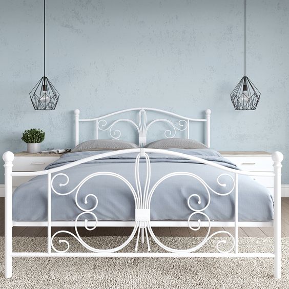 Floral Elegance: Full-Size Bed