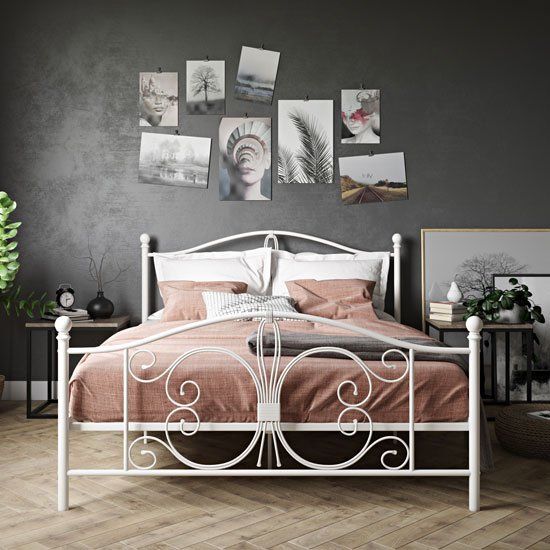 Floral Elegance: Full-Size Bed